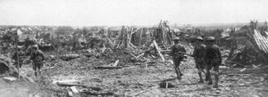 Soldats britanniques explorant les ruines d