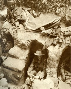 Soldats britanniques dans les tranchées à Thiepval Wood, France, Première Guerre mondiale, 1916, 1935