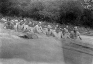 Soldats britanniques se lavant dans un ruisseau de montagne, Kalsi, Inde, 1917 - Unbekannt