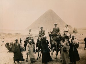 Touristes britanniques assis sur des chameaux devant la Grande Pyramide, Gizeh, Égypte, 1936
