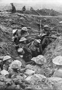 Troupes britanniques sur la route de Menin, près d