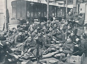 Troupes britanniques prenant un repas dans une gare française