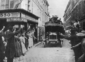Les troupes britanniques reçoivent un accueil à leur arrivée en camion dans une ville française, 1915 - Unbekannt