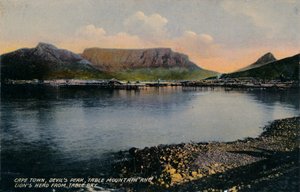 Le Cap, Devils Peak, Table Mountain et Lions Head depuis Table Bay, vers 1900