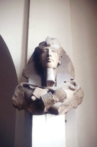 Tête sculptée du roi Akhenaton, Égypte ancienne, XVIIIe dynastie, vers 1353-1334 av. J.-C.
