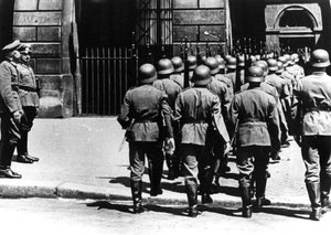 Relève de la garde au quartier général allemand à Paris occupé, juin 1940