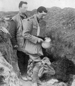 Aumônier du 1er Munsters disant une prière funéraire sur des soldats tués dans leur tranchée, 1918 - Unbekannt