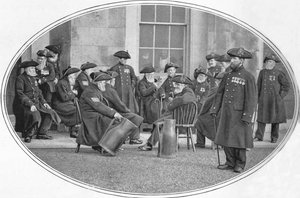 Pensionnaires de Chelsea avec des cruches noires, Londres, vers 1901