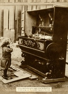 Enfant avec piano endommagé après un raid aérien qui l