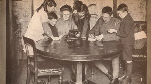 Enfants vidant leurs tirelires pour investir dans un emprunt de guerre, c1917, 1935 - Unbekannt