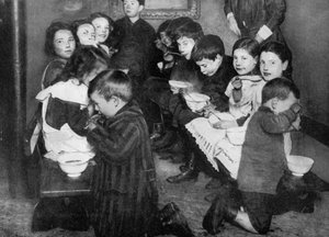 Enfants dans une cuisine commune, Londres, 1917-1936 - Unbekannt
