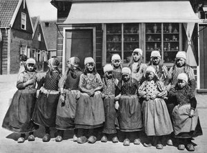 Enfants en costume national, Marken, Pays-Bas, vers 1934