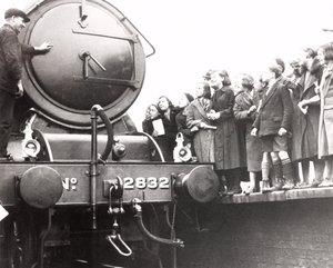 Enfants regardant une locomotive à vapeur, 3 mars 1936 - Unbekannt