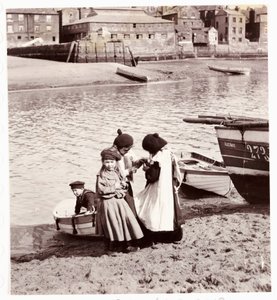 Enfants jouant au bord de l