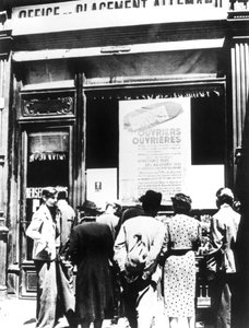 Citoyens de Paris devant un bureau de recrutement de main-d
