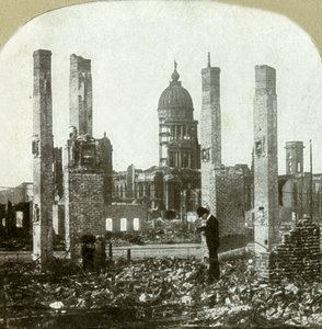 Hôtel de ville - Photographe au premier plan - Hautes cheminées en briques à gauche