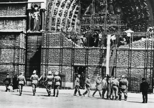 Déblaiement de la protection en sacs de sable de la façade de Notre-Dame, Paris occupé par les Allemands, 1940