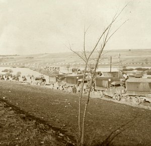 Colonne de camions sur la Voie Sacrée, Verdun, nord de la France, vers 1914-1918 - Unbekannt