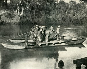 Transport de véhicules motorisés à travers la rivière Mbaka, Afrique orientale allemande