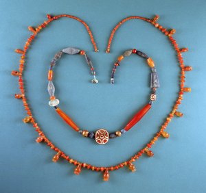 Collier de cornaline de Tell Farah (Sud), Israël, vers 1300 av. J.-C.; Collier de lapis-lazuli, cornaline et cornaline gravée de Kish, Irak, vers 2500 av. J.-C. (pierres précieuses) - Unbekannt