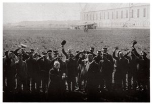 Le comte Zeppelin salué par les membres de la flotte de dirigeables navals, Allemagne, 1914-1917, 1933 - Unbekannt