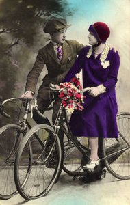 Couple marchant à vélo