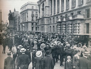 Foule attendant devant le ministère de la Guerre le matin avant la déclaration de guerre, 1914 - Unbekannt