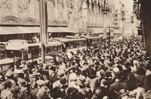 Foules sur Oxford Street pendant le jour férié qui a suivi le couronnement du roi George VI, 1937