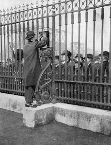 Foules devant le palais de Buckingham attendant des nouvelles de la maladie du roi, 5 mai 1910 - Unbekannt