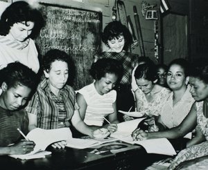 Révolution cubaine : femmes participant aux programmes éducatifs mis en place par la campagne d