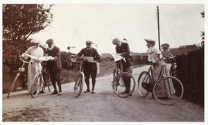 Cyclistes regardant des cartes