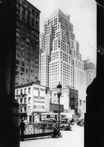 Le bâtiment de 40 étages de la Standard Oil Company et à droite dans l
