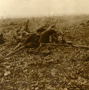 Soldat mort sur la colline 304, après la bataille de Verdun, nord de la France, 1916 - Unbekannt