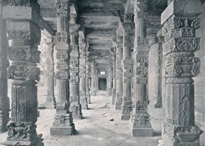 Delhi. Couloir de piliers hindous dans la mosquée Kutub, c1910 - Unbekannt