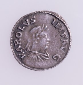 Denier de Charlemagne, avers montrant un portrait de Charlemagne, atelier de Quentovic, 768-814 (argent)