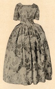 Robe en soie chine buff, portée par Lady Stuart dans la colonie de la Barbade, vers 1700, 1937