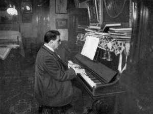 Édouard Herriot, homme politique radical français, jouant du piano, 1925