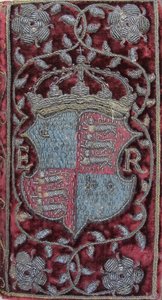 Reliure en velours brodé sur les sermons de John Udall avec les armoiries d