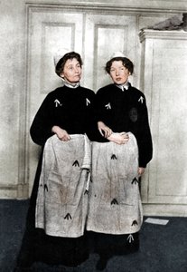 Emmeline et Christabel Pankhurst, suffragettes anglaises, en tenue de prison, 1908 - Unbekannt