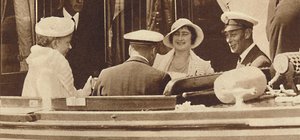 Blague familiale - quittant le yacht royal Albert et Victoria à Cowes, vers 1935-1937 - Unbekannt