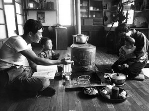 Famille se relaxant dans leur salon, région de Hokkaido, Japon, 1963 - Unbekannt