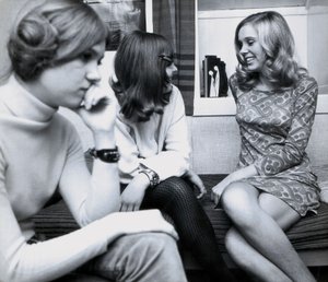 Mode : jeunes filles à une fête en Espagne, l