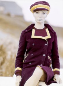 Mode : jeune femme portant un bonnet et un manteau, fin des années 1960-début des années 1970 (photo)