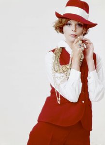 Mode : jeune femme portant un chapeau et une tenue rouges, fin des années 1960 - Unbekannt