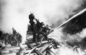 Pompiers combattant un incendie dans une cour à bois, Londres, 1926-1927