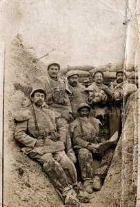 Première Guerre mondiale (1914-1918) : Poilus en tenue d
