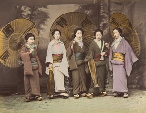 Cinq femmes japonaises en tenue traditionnelle avec des parasols - Unbekannt