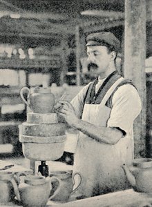 Fixation du bec sur une théière, vers 1917