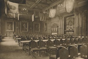 Grande salle décorée de drapeaux où la puissante compagnie des épiciers tient ses banquets, vers 1935