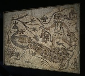 Panneau de mosaïque au sol : Vendangeur avec paon, 5ème siècle